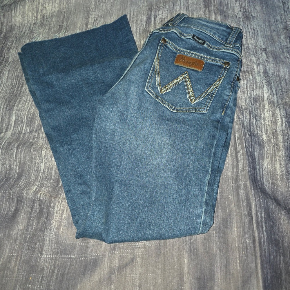 Wrangler Flare‎ Leg Jeans Womens Size 3 Medium Wash Blue Raw Hem Western Denim